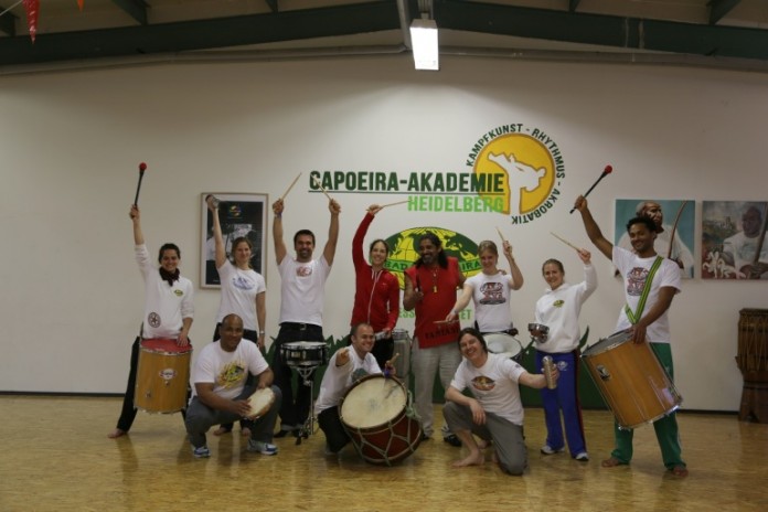 Perkussionworkshop „Ritmos do Brasil“ mit Edison Tadeu da Silva (Mitte) in der Capoeira-Akademie Heidelberg.